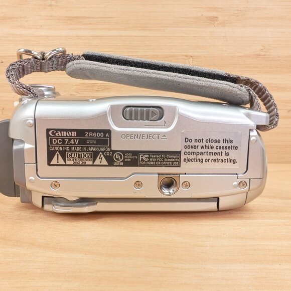 Canon ZR600 MiniDV Camcorder / 25x Optical Zoom / Made in Japan - Picture 6 of 7